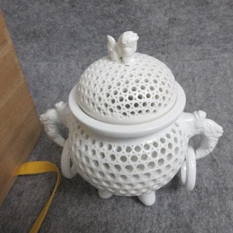 十三代中里茂右衛門平戸焼白磁彫籠目竜耳付香炉共箱附 [B28088]