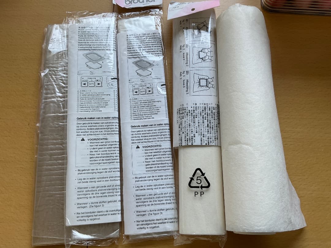 ブラザー刺繍機付きミシンの刺繍カードその他備品