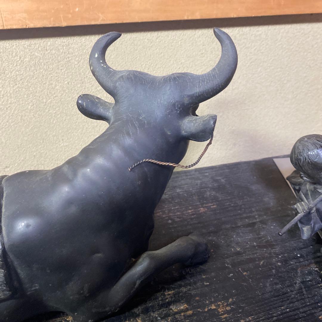 金属製牛と子供の彫刻