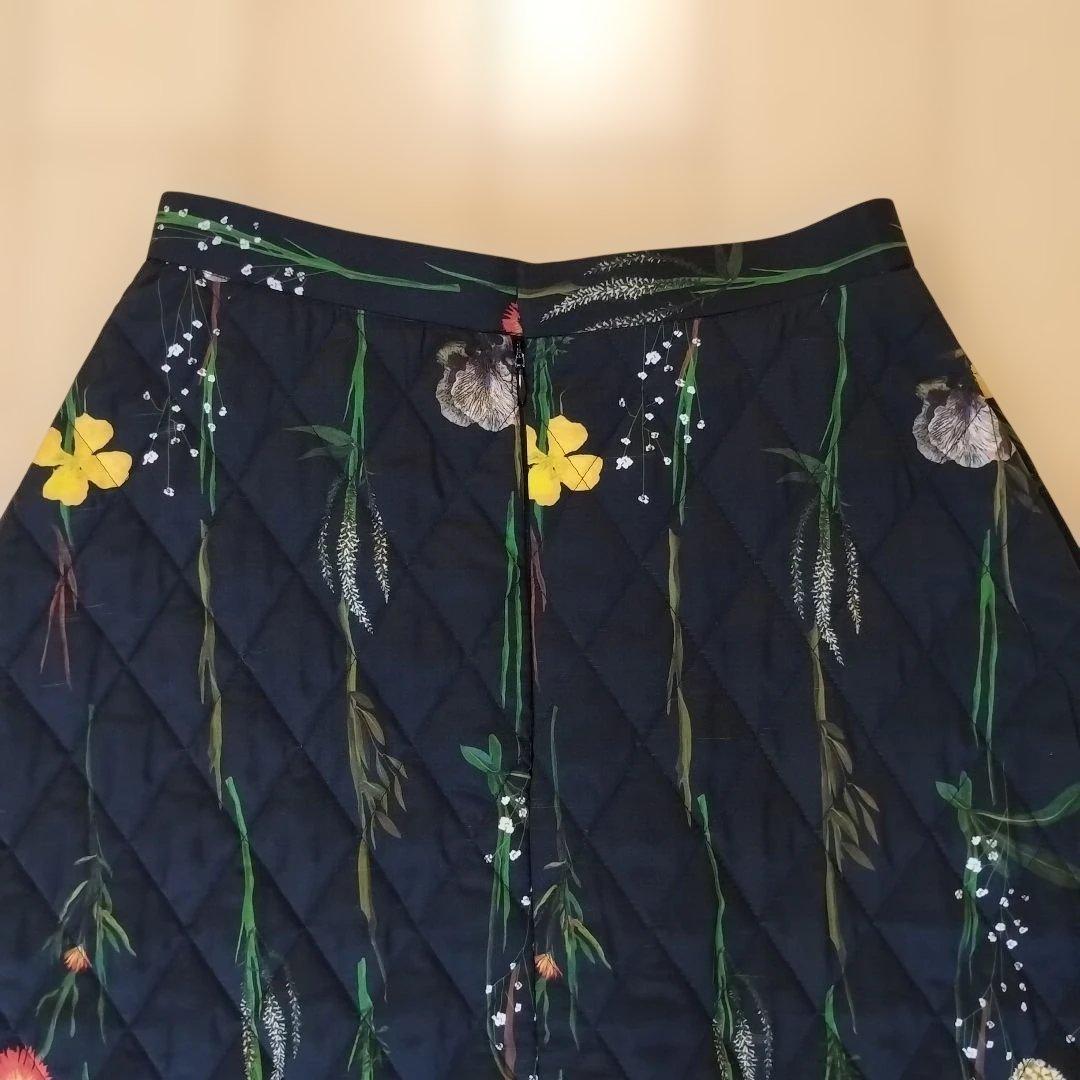 【AKIRANAKA】アキラナカ フラワープリントキルティングスカート/ブラック