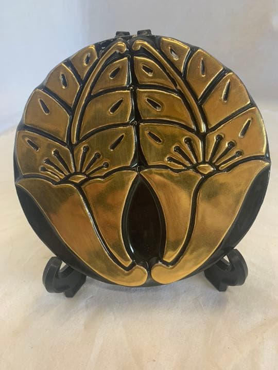 丸に抱き花杏葉 金焼物 家紋
