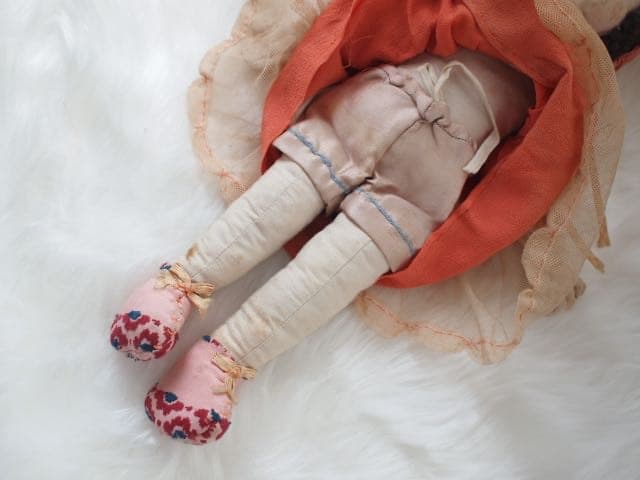 イギリスヴィンテージ＞赤いドレスの女の子ドール