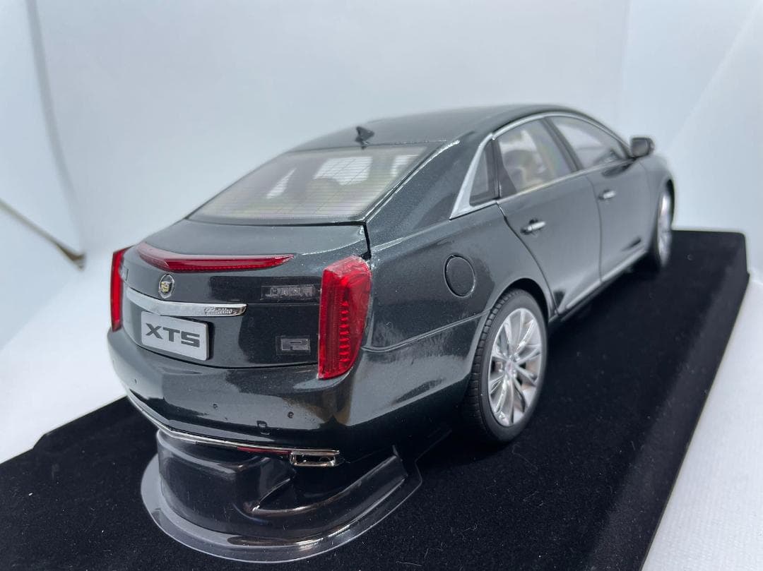102-005 1/18 キャデラック Cadillac XTS グレー