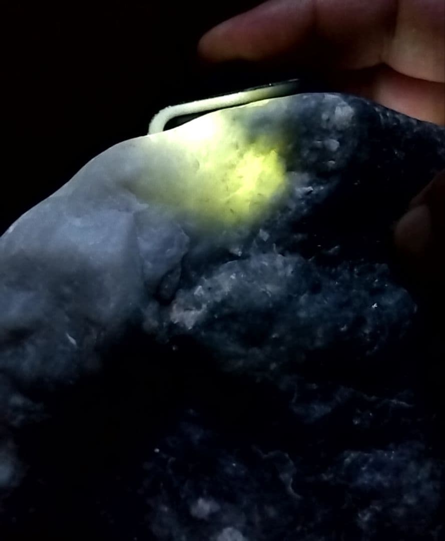 ☆翡翠原石☆糸魚川硬玉【横川・転石・カチ割り27.7kg】