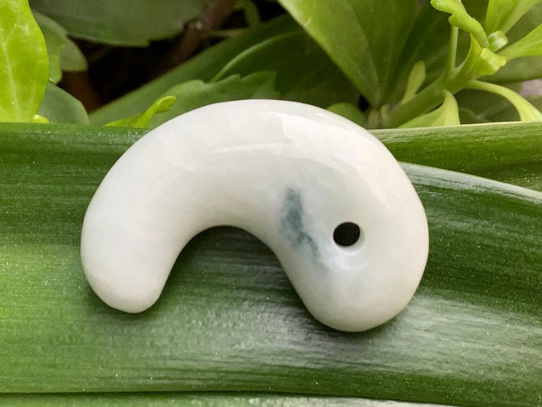 青緑入り✳小滝産原石切出し極上品質 本物の糸魚川翡翠勾玉 機械