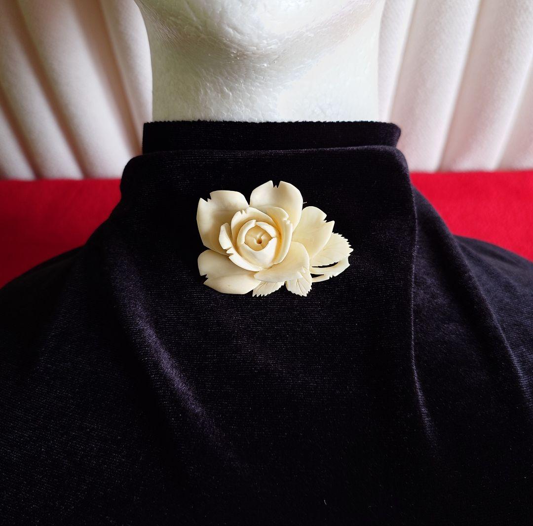 ヴィンテージブローチ 白珊瑚 薔薇 立体彫刻 アールヌーボー D71