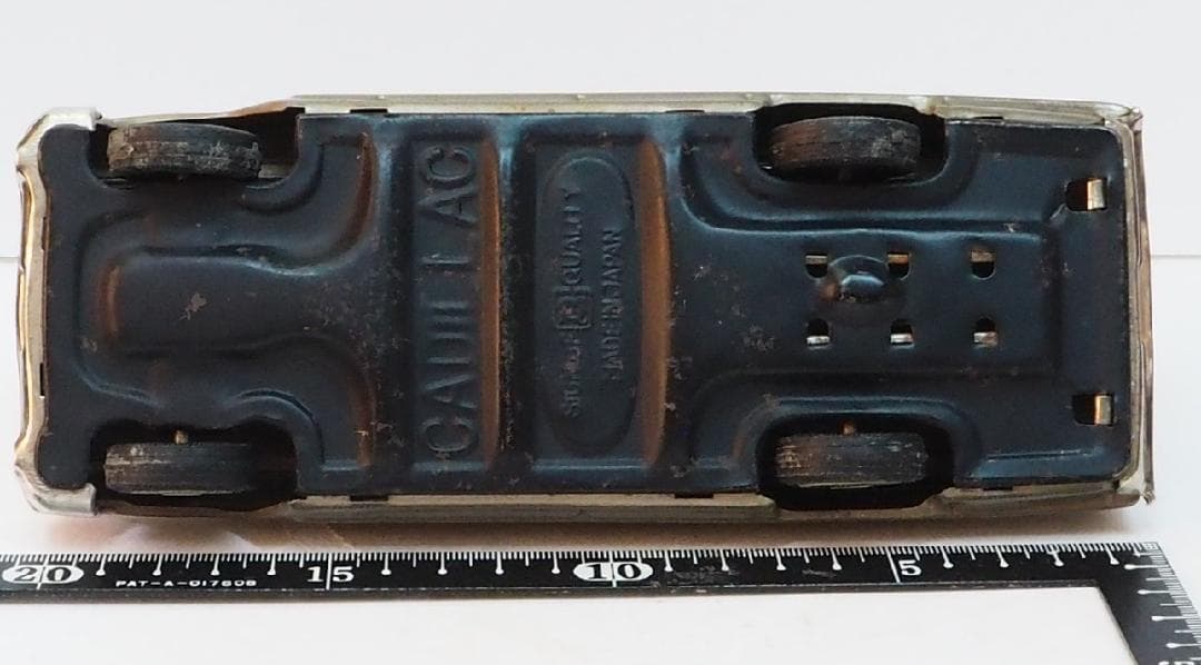 萬代屋【61 キャデラック デビル セダン黄土】ブリキtin toy car箱無