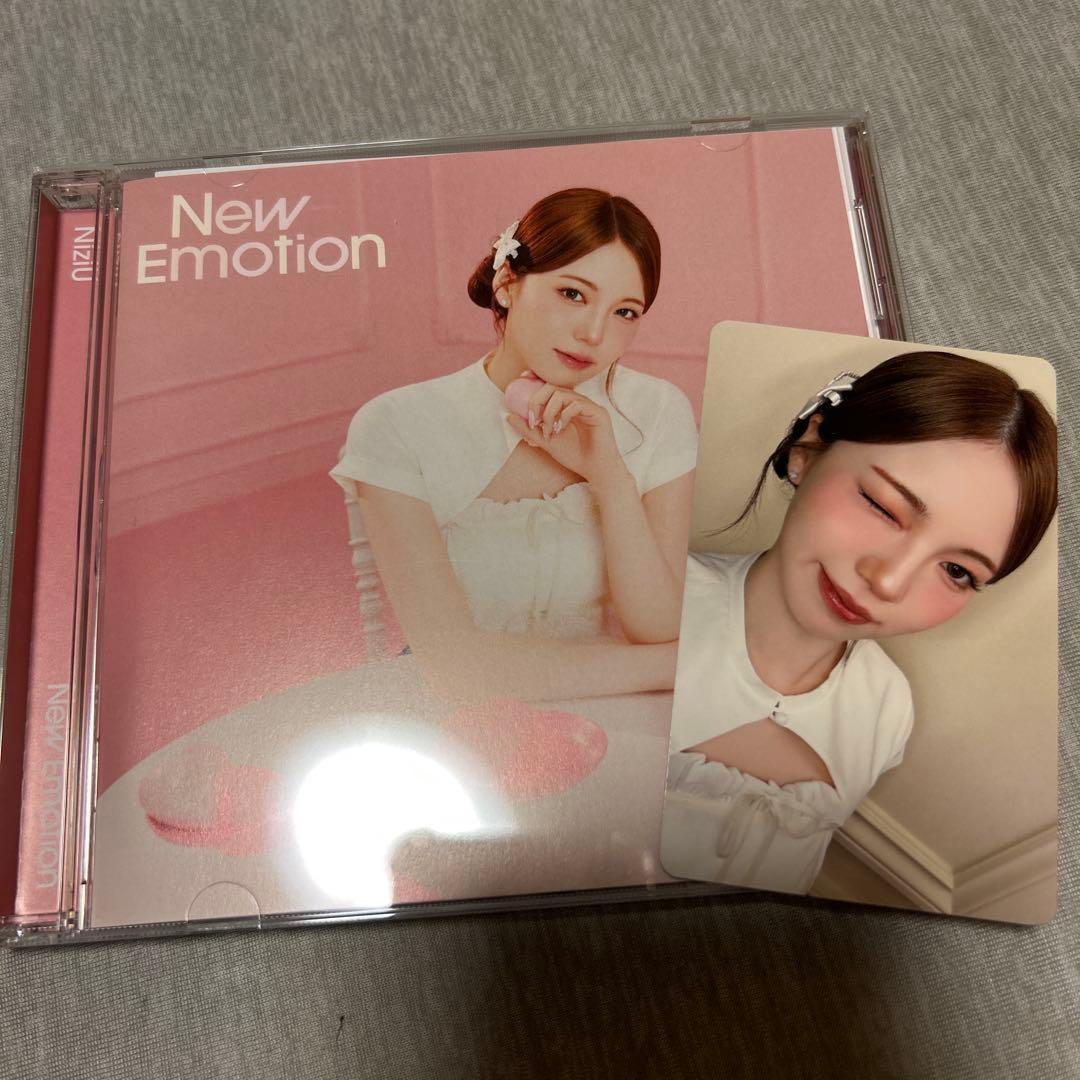 NiziU アヤカ トレカ New Emotion WithU盤 - メルカリ