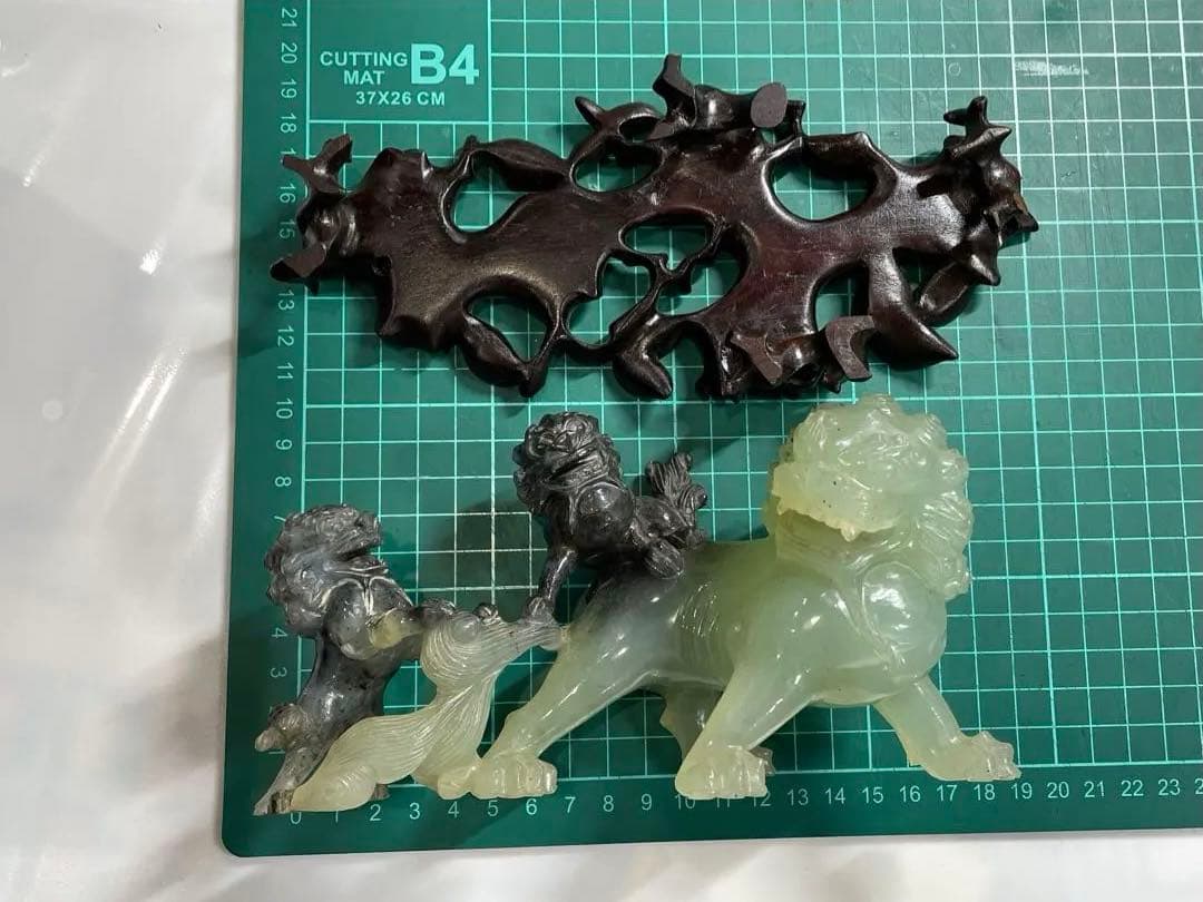 希少 中国骨董 美術品 翡翠 青島獅子 天然石 置物 年代物 台座付き 箱付き