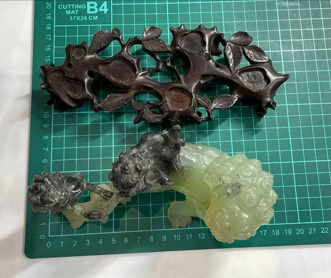希少 中国骨董 美術品 翡翠 青島獅子 天然石 置物 年代物 台座付き 箱付き