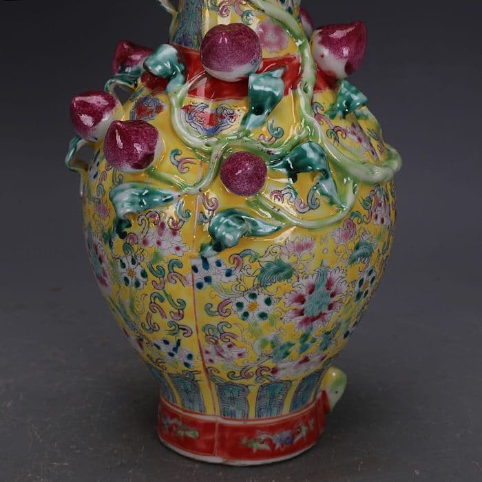 清乾隆粉彩万花堆彫九桃花瓶  景徳鎮  陶磁器 装飾品 現代工芸品 美術品 置物