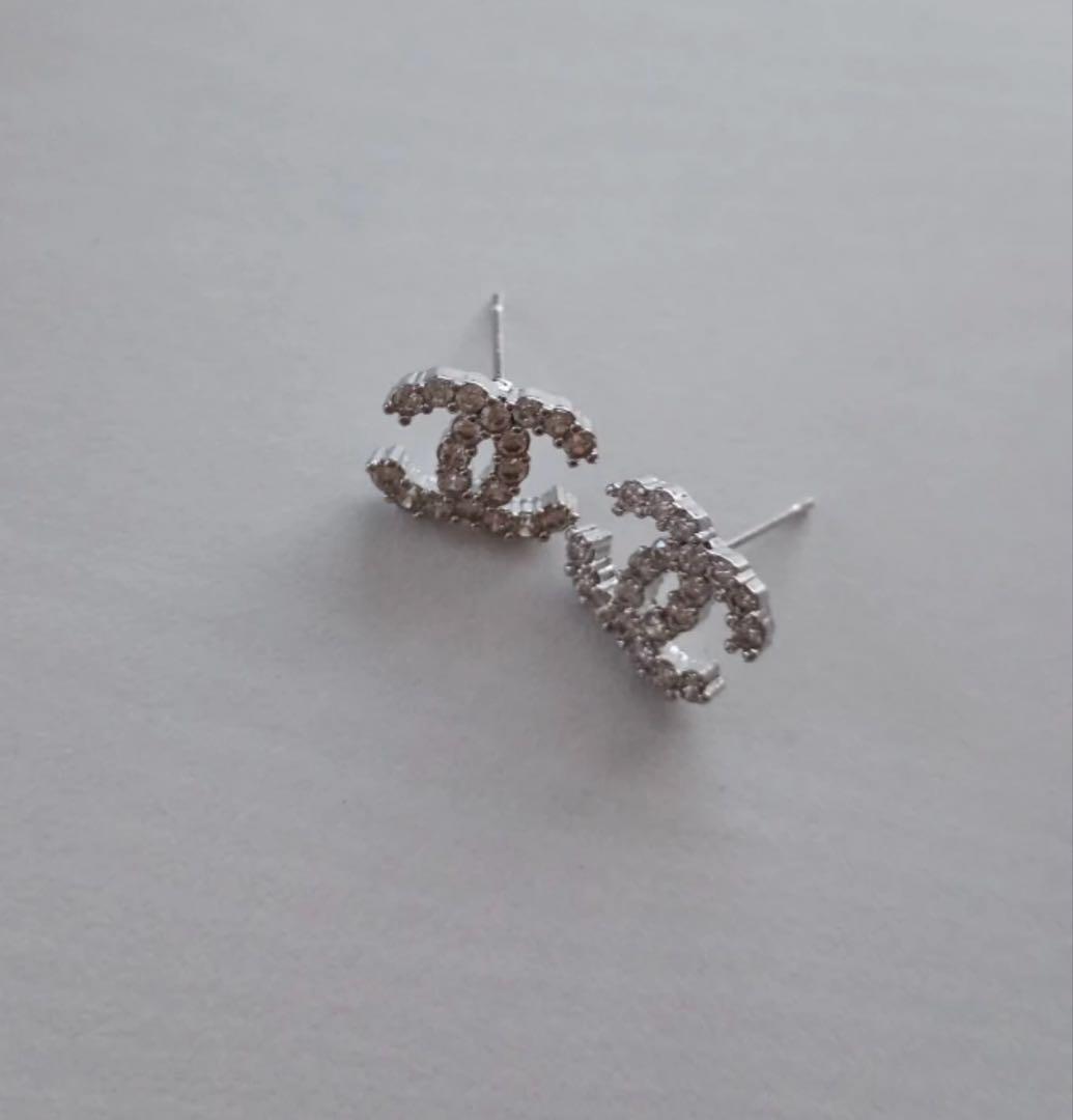 CHANEL シルバー ロゴ ピアス - メルカリ