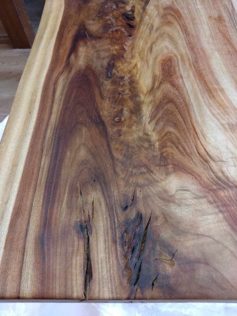 楠（くす）のテーブル⑲ 耳付き楠の木の一枚板の模様