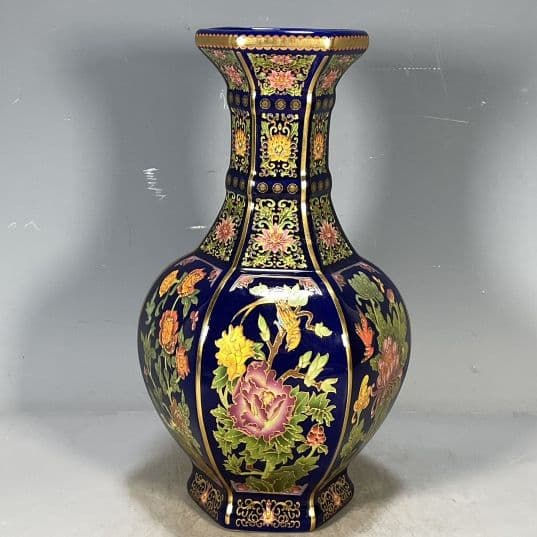 清乾隆琺瑯彩花卉図紋六稜賞瓶 景徳鎮 陶磁器 装飾品 工芸品 美術品 置物