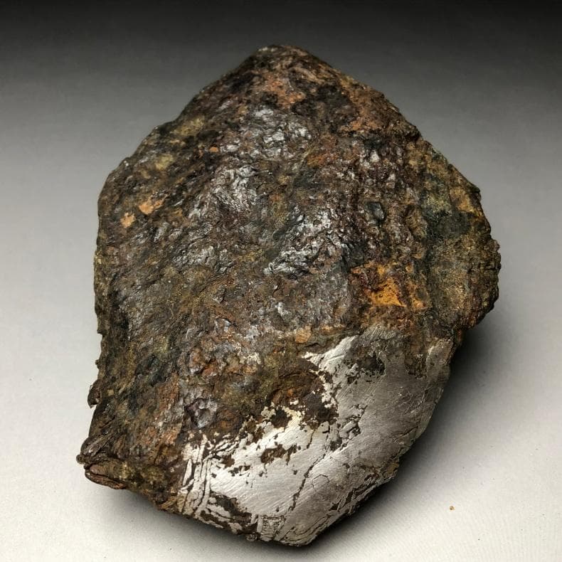 隕石 鉄隕石 アルタイ隕石 原皮付き ナチュラル 原石 重さ約975g 立て