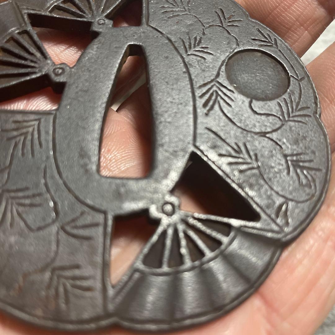 鉄地扇文透かし鍔　鍔飾り付き