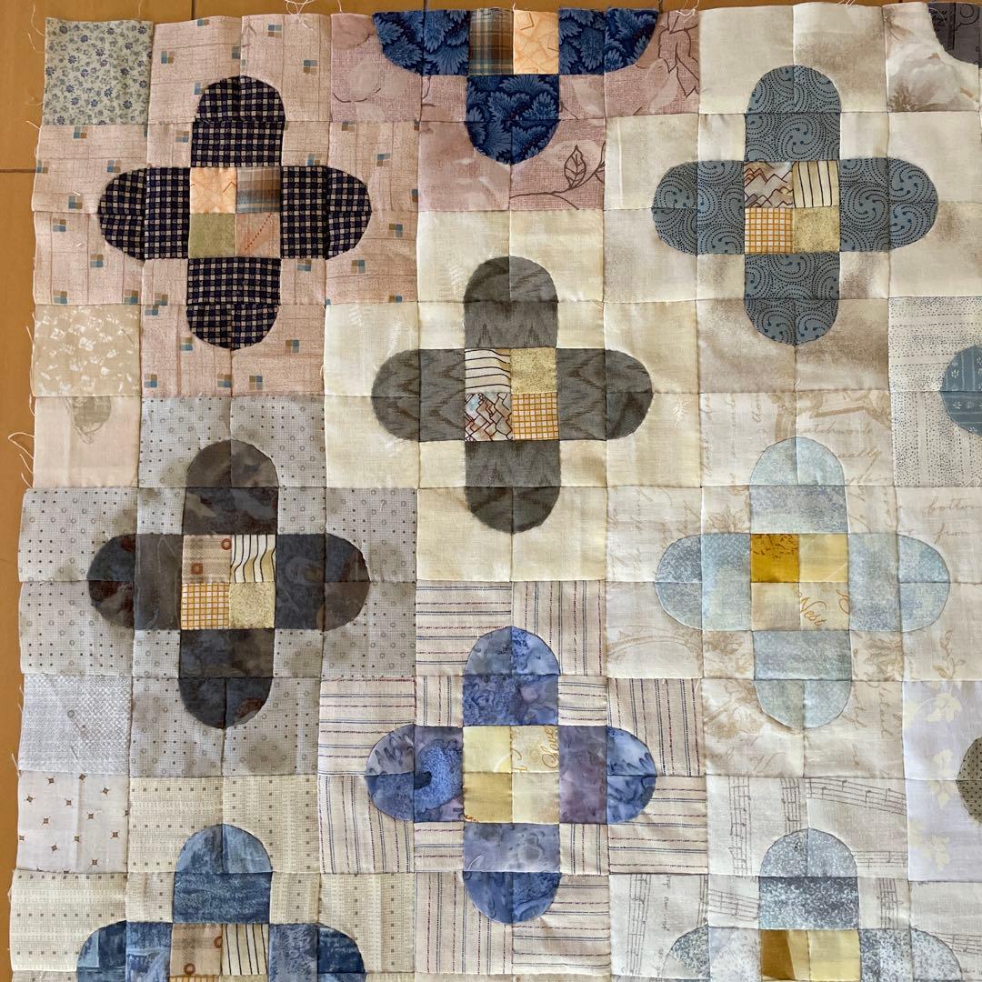 パッチワーク　キルトトップ　フラワー