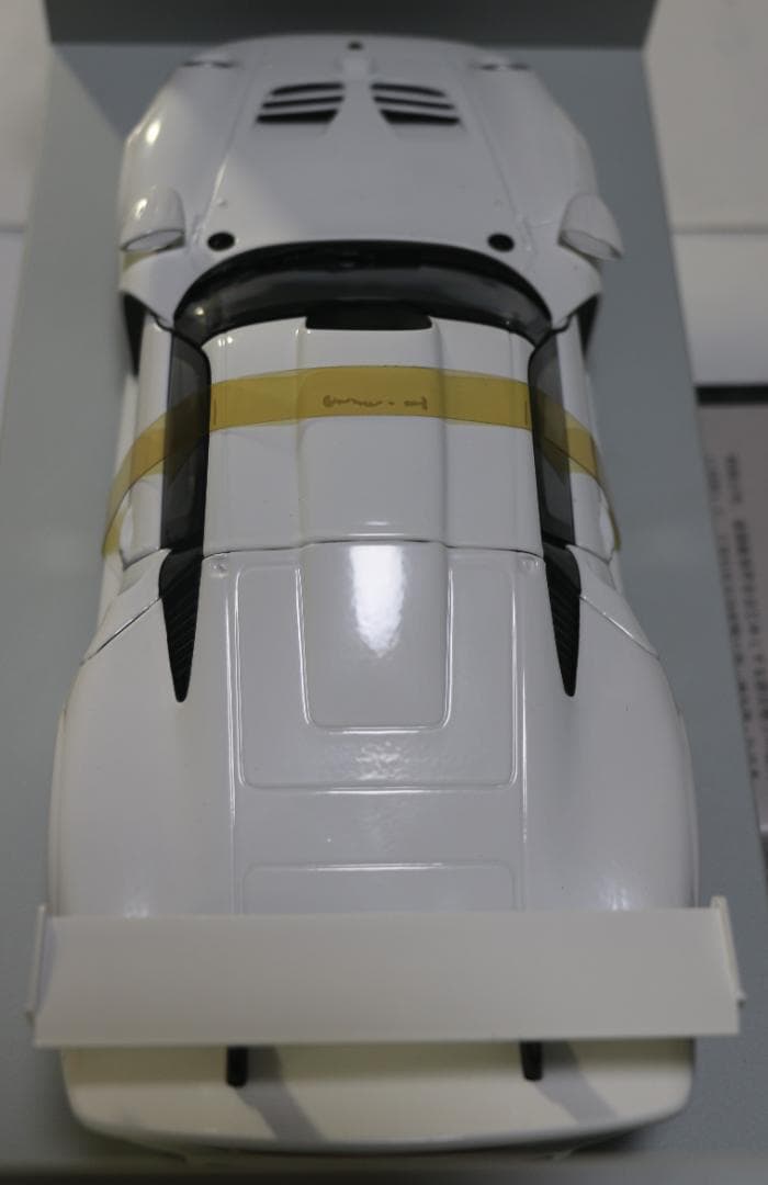 貴重　UTモデルズ製 ポルシェ９１１ＧＴ１　白　１／１８　中古品