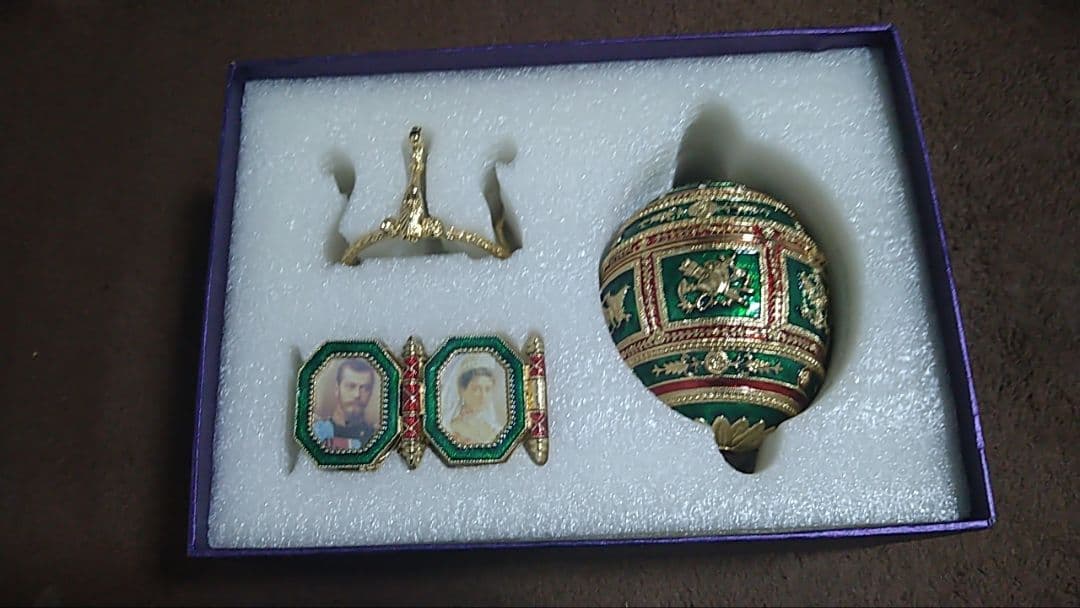 装飾的な緑色の卵型ボックスと石セット - メルカリ