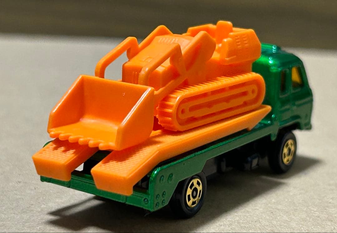 トミカ UD コンドル ブルドーザーキャリア