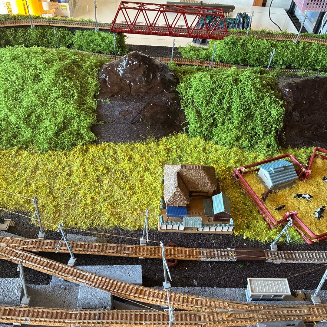 Nゲージ 鉄道模型 草地と山　ポツンと一軒家