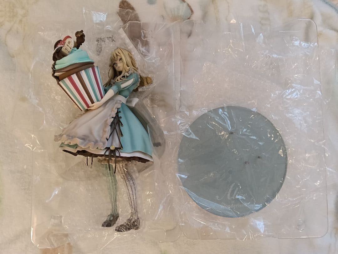 新品同様赤倉イラスト 不思議の国のアリスフィギュア初音ミク好きにロリィタメイド