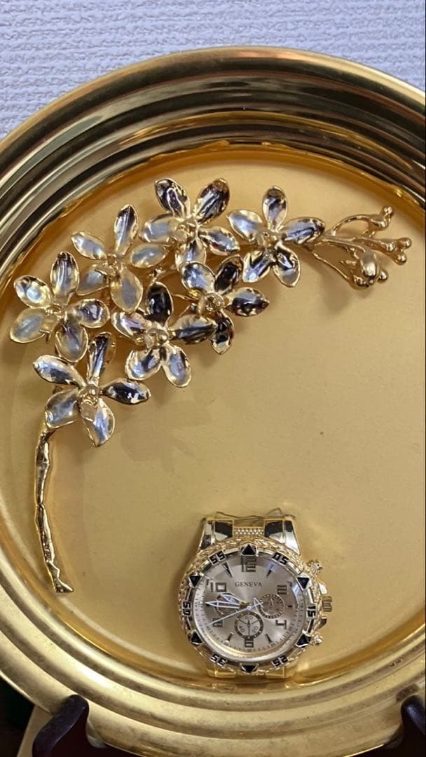 金マニア必見！黄金の花装飾プレートと時計