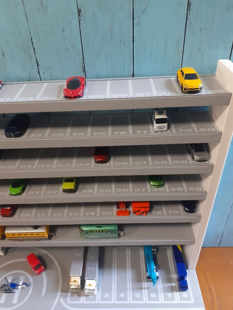TAKA　最新版自作トミカ収納棚110台ロータリー交差点ヘリポート付