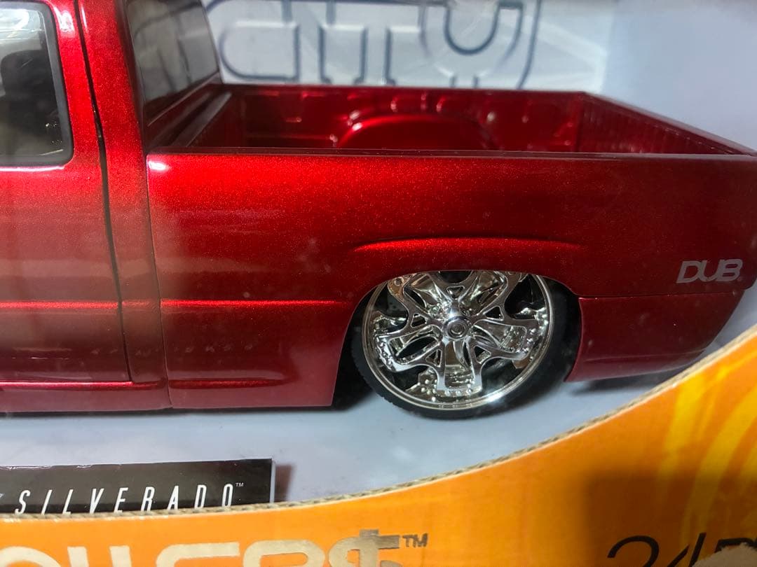 DUB CITY Chevrolet Silverado 1/18ミニカー