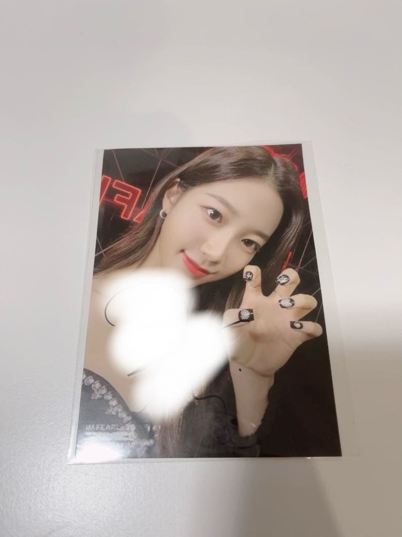 LE SSERAFIM カズハ 直筆サイン 写真 LINEミュージック - メルカリ