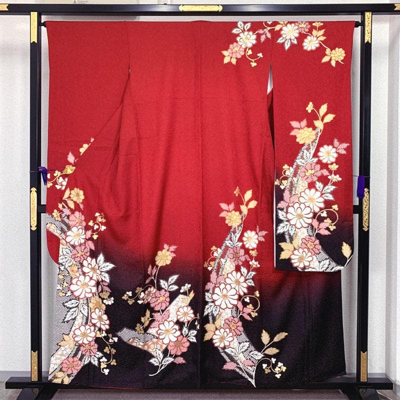 511z46〇小柄な方にも 金通し 振袖 金彩 花 赤 黒〇美