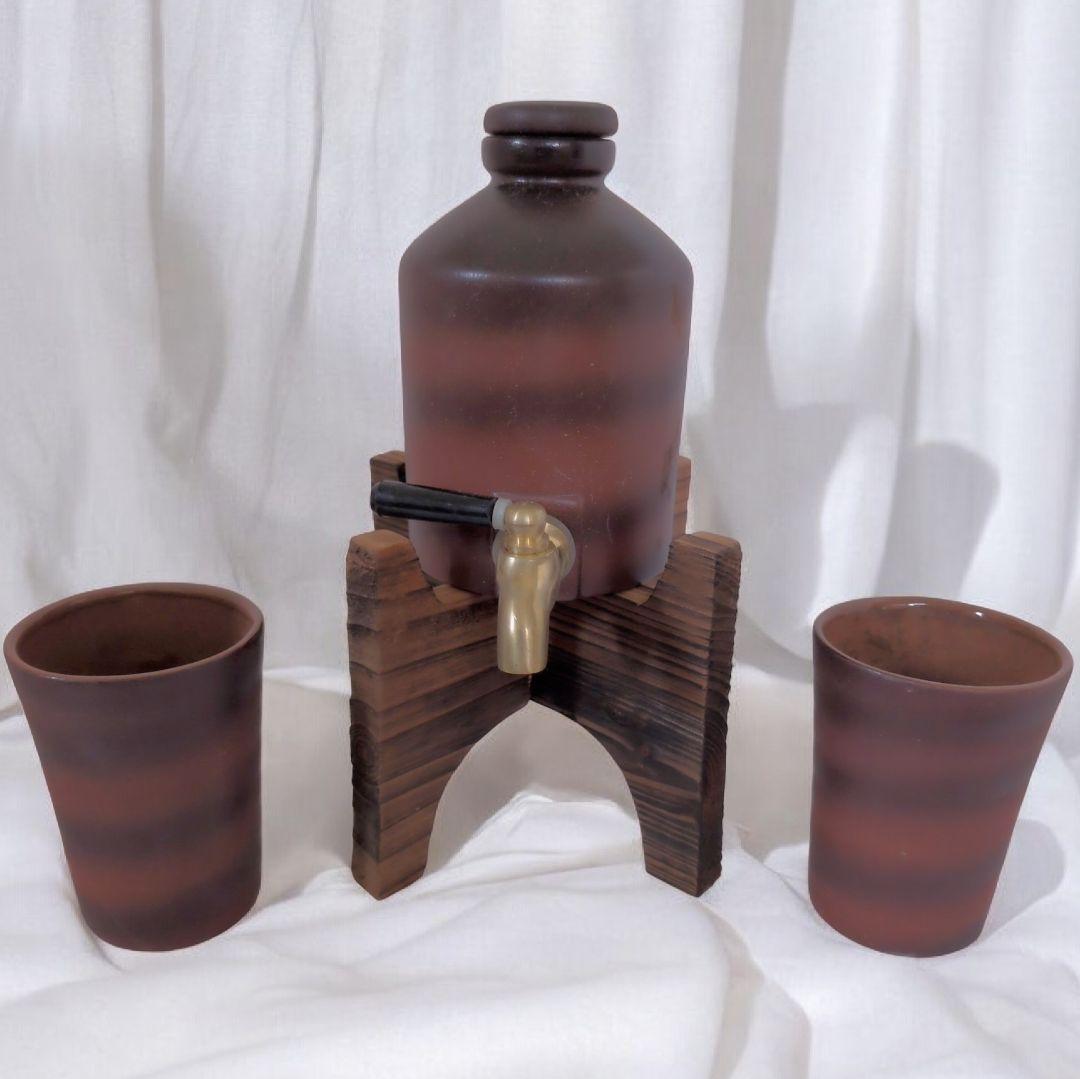 ◇陶器製◇焼酎サーバー フリーカップ2個◇木製スタンド付き◇ - メルカリ