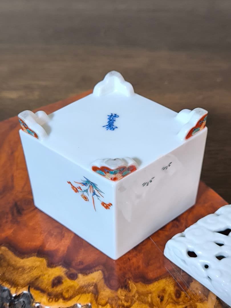 十二代　酒井田柿右衛門　牡丹紋様香炉　菱形香炉　共箱