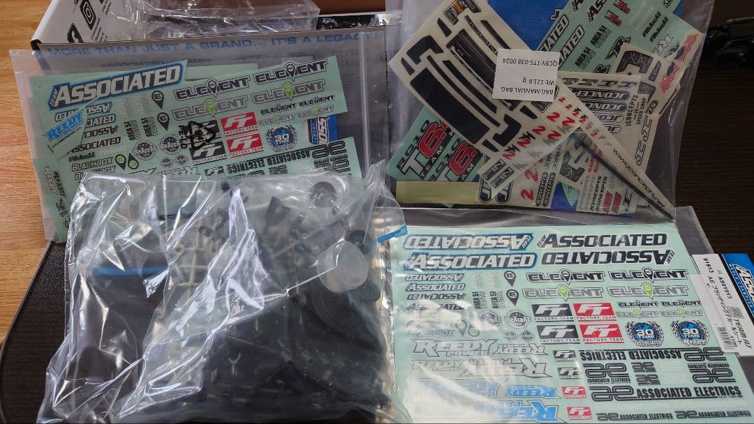 けん アソシエイテッド RC10T6.4　新品ボディー.タイヤセット