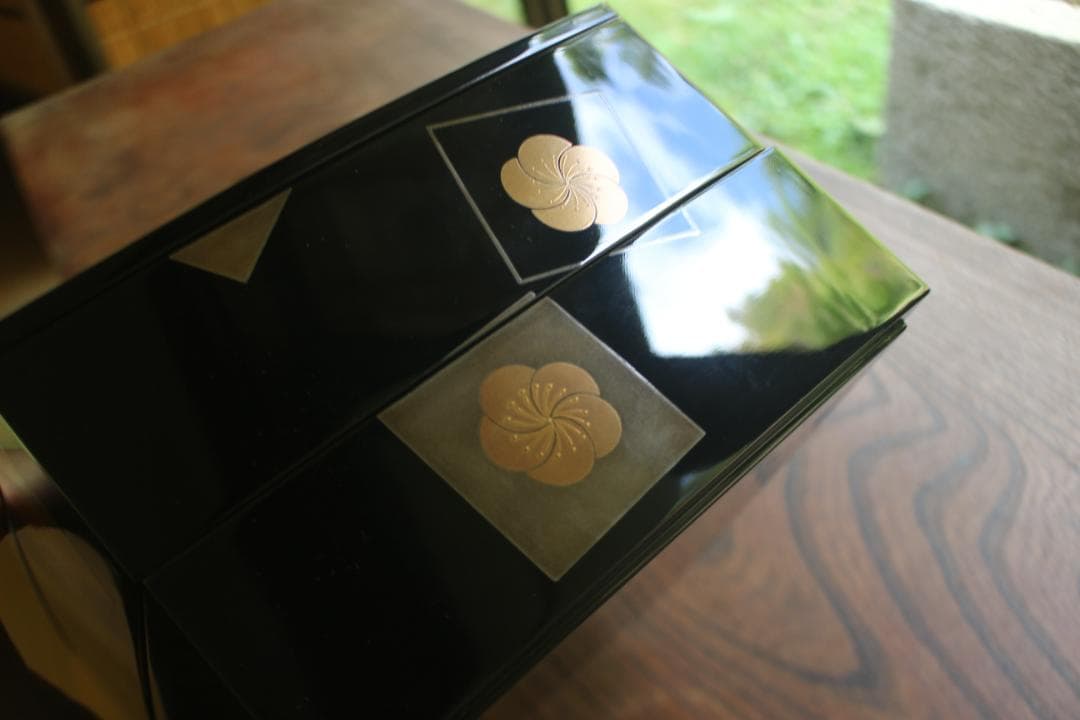 デッドストック！上質内朱黒漆に優美な梅蒔絵の映える二段重（検輪島塗重箱お重