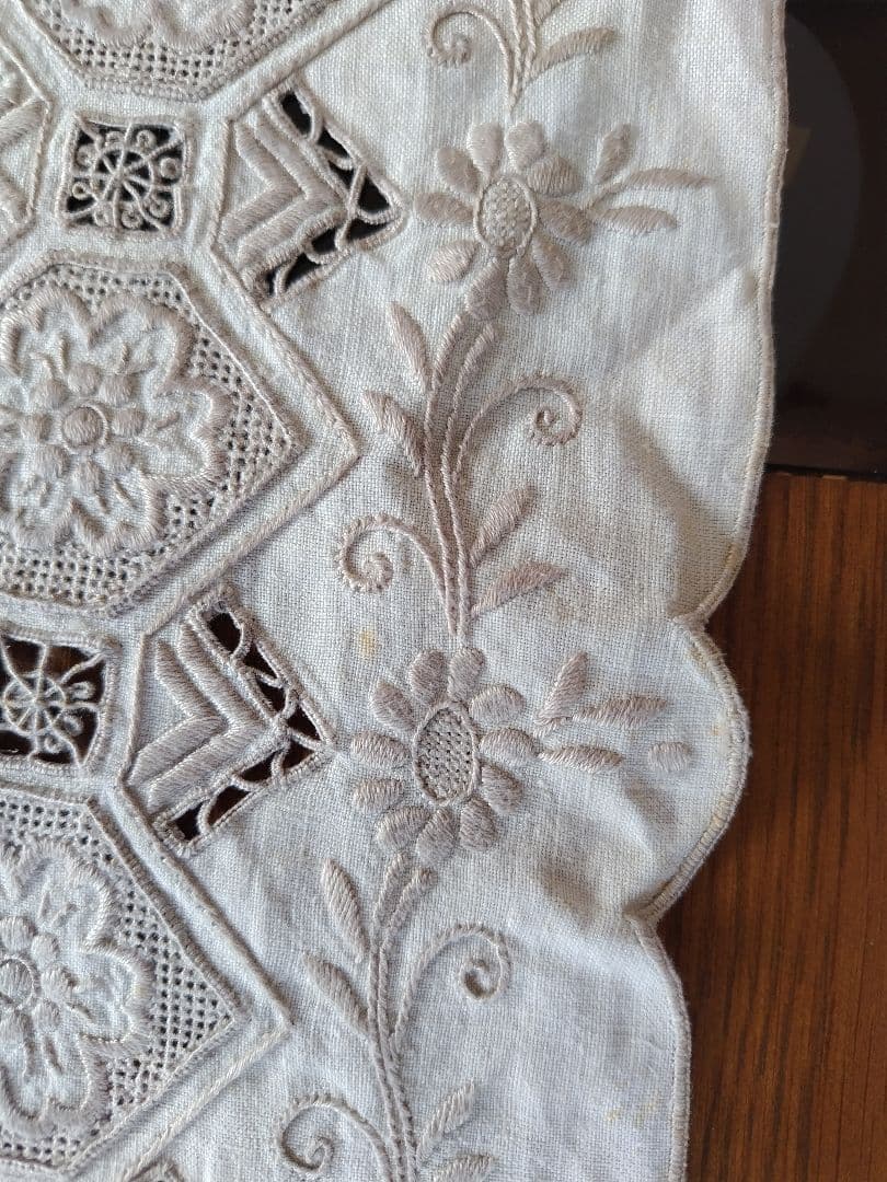 刺繍入りレ−スべ−ジュテーブルランナービンテージ