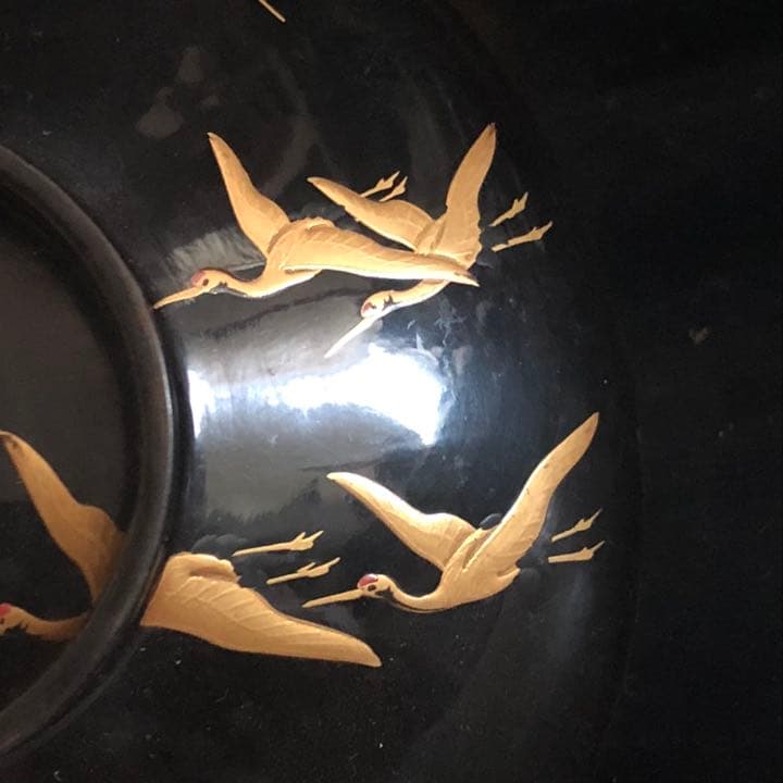 究極の美◼️蔵から黄金の鶴23羽が優雅に飛ぶ漆塗り蒔絵のお椀が出て来ました。