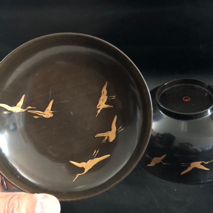 究極の美◼️蔵から黄金の鶴23羽が優雅に飛ぶ漆塗り蒔絵のお椀が出て来ました。