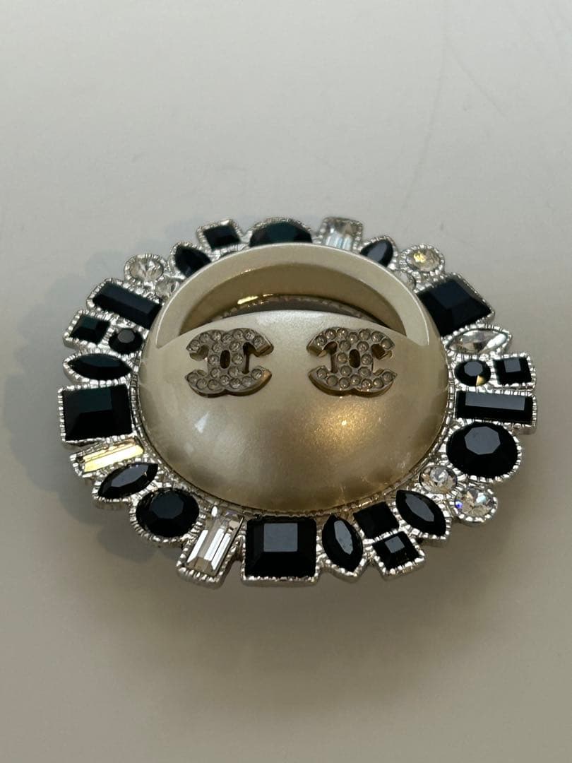 シャネル ココマーク スマイル ラインストーン ブローチ B17V - メルカリ