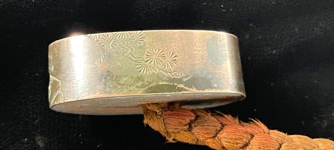 波模様の真鍮製鍔(つば)、鉄製の無銘鍔、栗型形象嵌根付、教利作