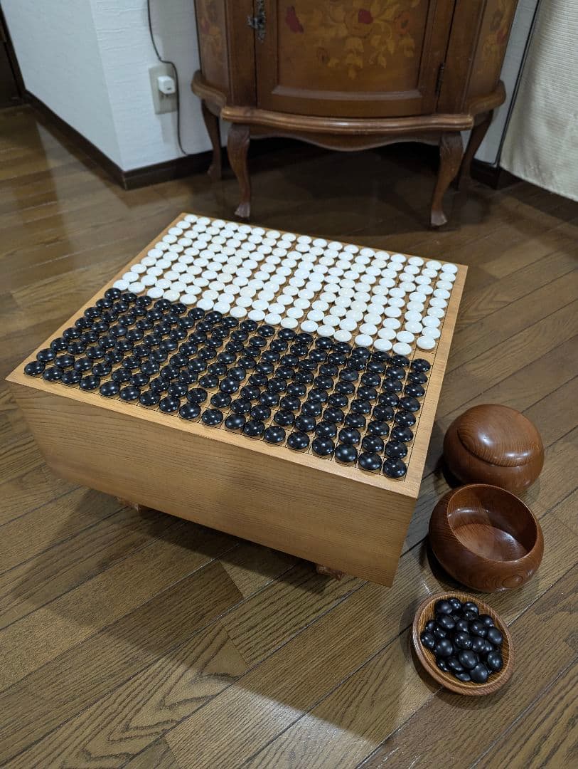 本格囲碁セット　基盤　蛤碁石　那智黒石　脚/へそ　桐のケース付き