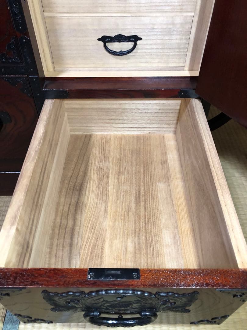 仙台箪笥 仙臺民藝 伊達箪笥 漆塗り 伝統的な彫刻付き木製