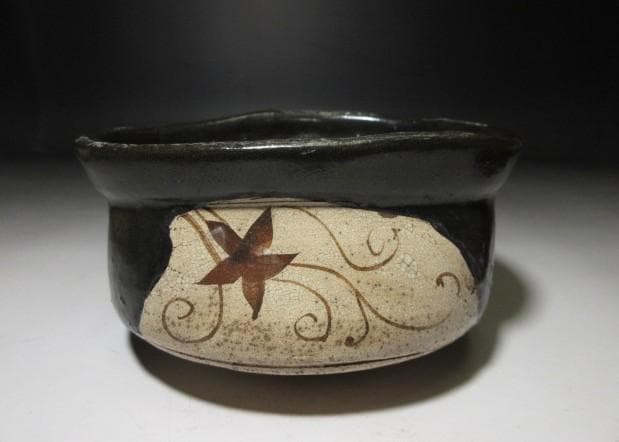 時代／古織部 黒織部 沓茶碗／裏千家十一代 玄々斎 書付花押「百