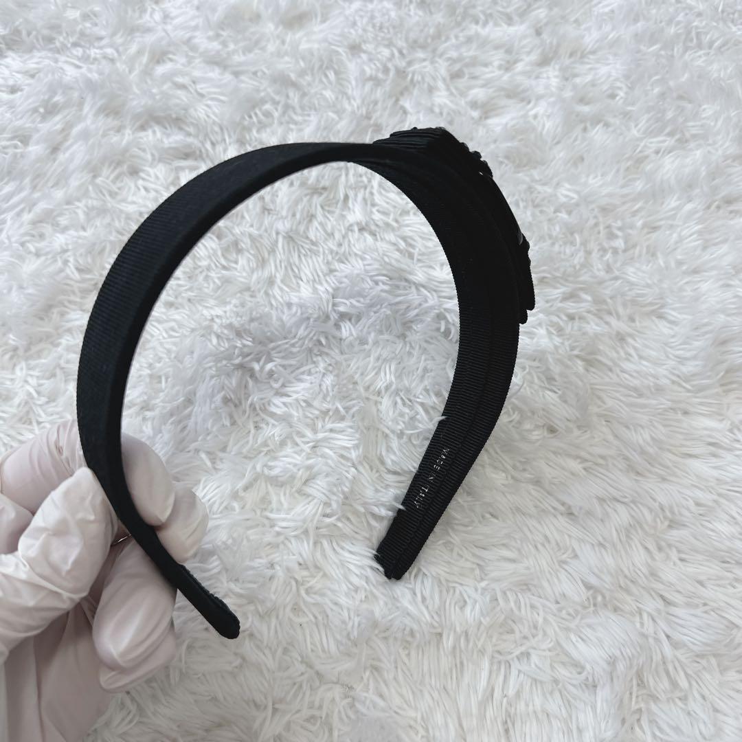 フェラガモ カチューシャ 人気 黒ロゴプレート×黒ストーン