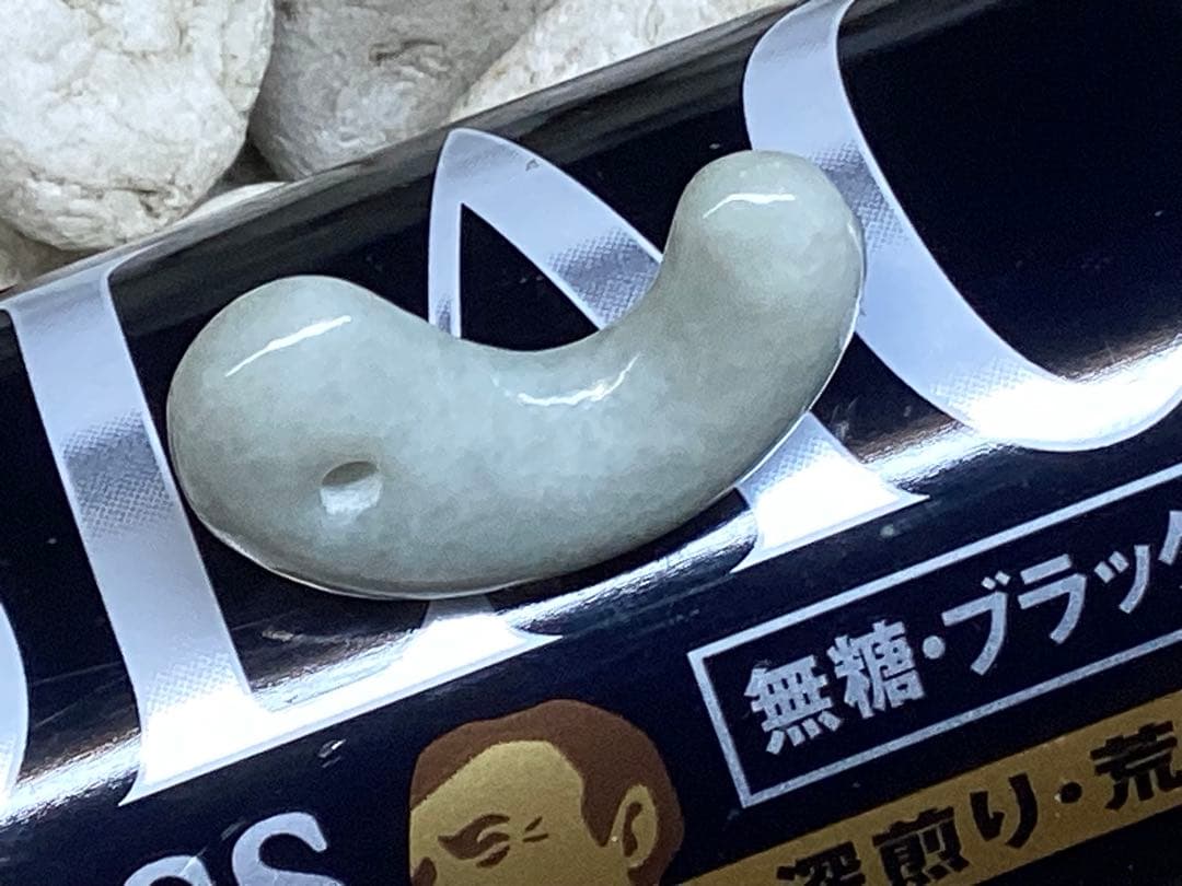 ✳浮かぶ氷紋様‼️ アイスジェイド 吉祥開運*糸魚川翡翠勾玉 お守りに 鑑別