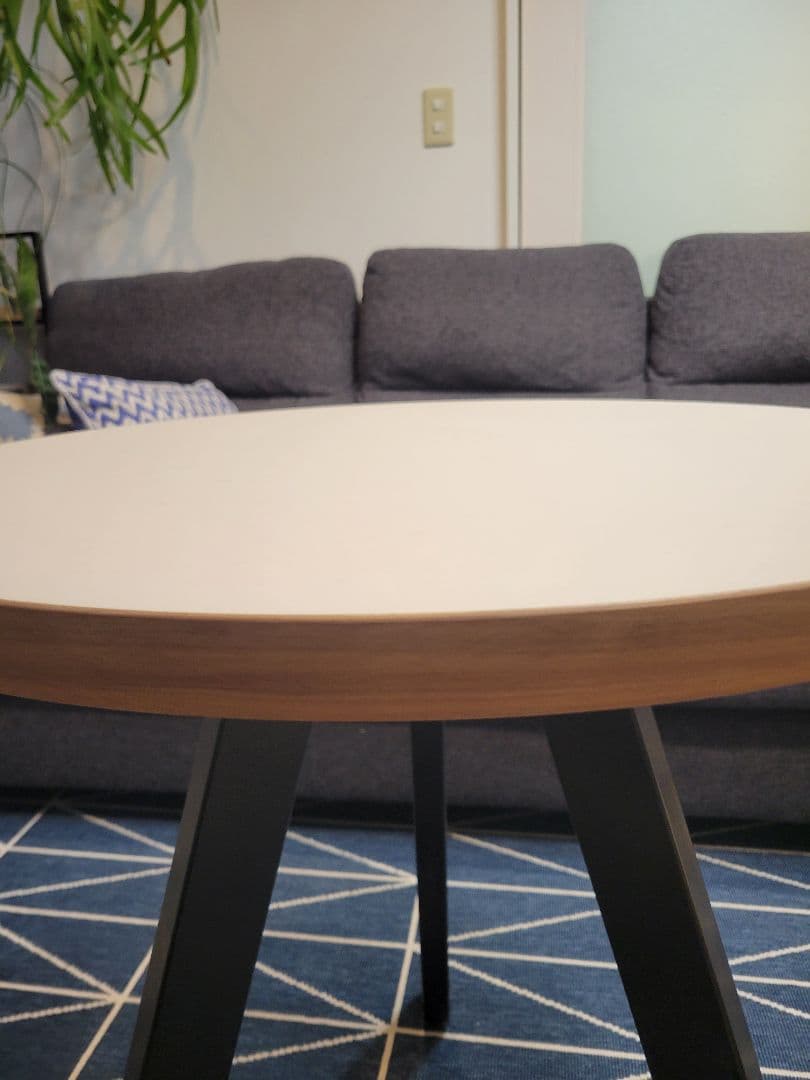 ラウンドテーブル　カナデモノ　カフェ　リノリウム