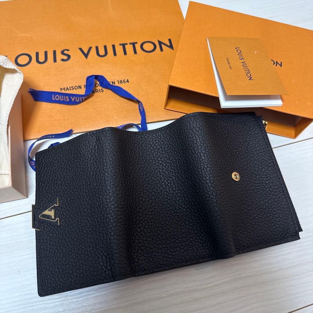 LOUIS VUITTON ポルトフォイユカプシーヌコンパクト