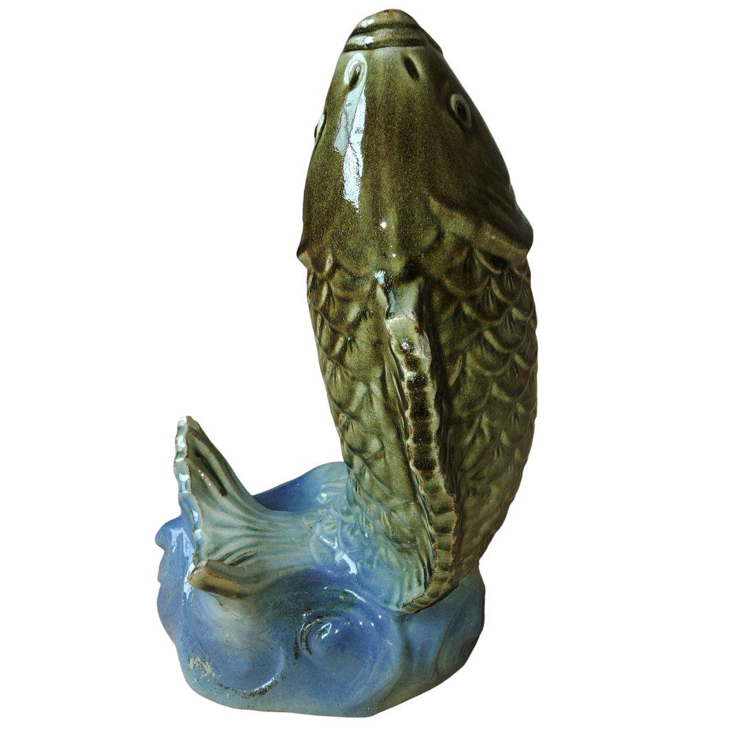 水面に跳び跳ねる鯉 置物 陶器製