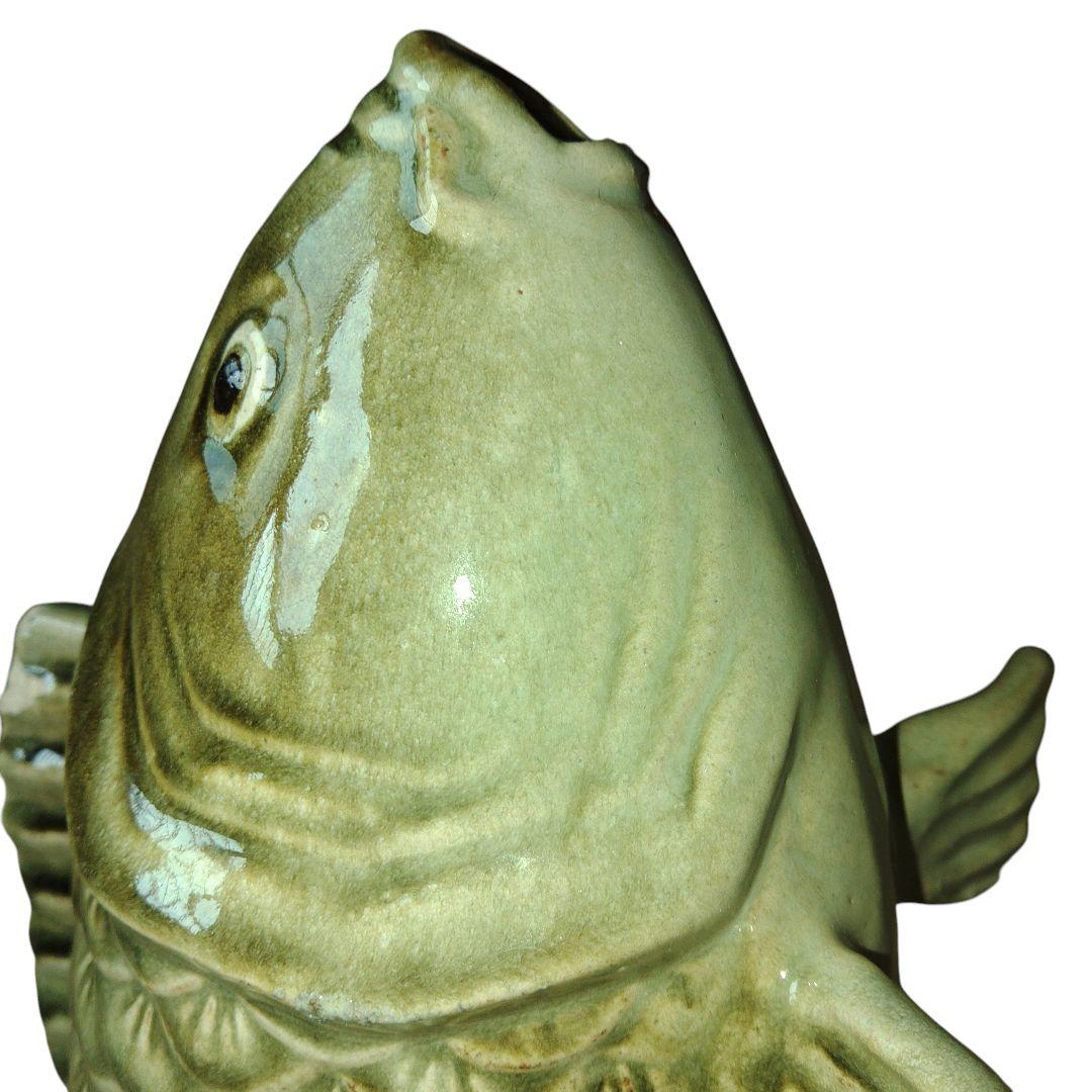 水面に跳び跳ねる鯉 置物 陶器製