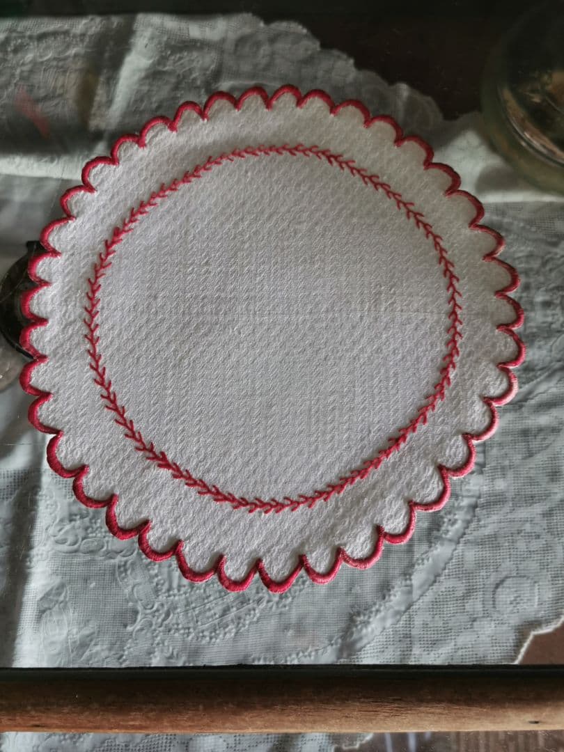 アンティークフランス ピケ風モチーフダマスク織❖〰️ 赤糸刺繍花型